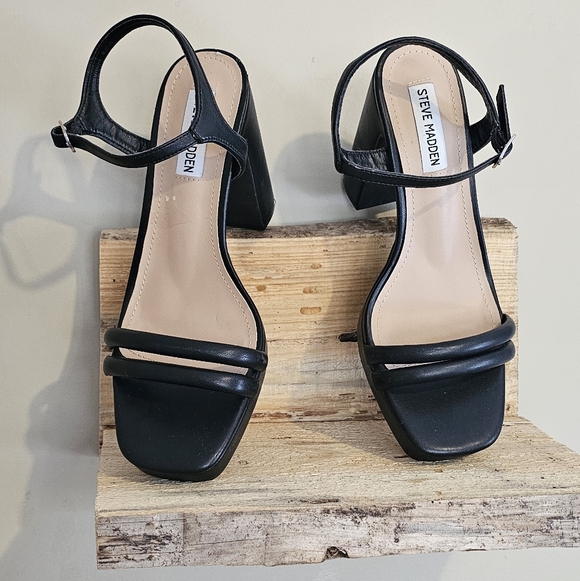 Steve Madden Womens Size 9 Black Heels One Scuff As Shown On Inside Though - Picture 3 of 7
